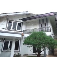 Melalui salah satu video YouTube unggahan Andre Taulany, kak Seto tampak memperlihatkan rumahnya yang cukup luas. Tak tanggung-tanggung luas rumahnya itu bahkan mencapai sekitar 2 ribu meter persegi. Rumah mewah kak Seto itu juga terdiri dari beberapa bangunan karena ditempati oleh anak, menantu, serta cucunya. Dari luar terlihat rumah milik Kak Seto itu didominasi warna putih. Foto: YouTube/Taulany TV