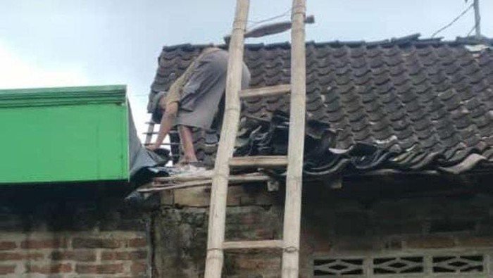 Hujan deras disertai angin kencang menerjang dua desa di Kecamatan Wonoasri. Ada 10 rumah yang rusak dalam peristiwa tersebut.