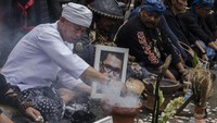 Aksi tersebut sebagai bentuk pengawalan dan tuntutan kepada Pimpinan dan MKD DPR RI agar Arteria Dahlan mendapatkan sanksi berat serta pergantian antar waktu (PAW) terkait pernyataan yang dianggap menghina bahasa Sunda.
