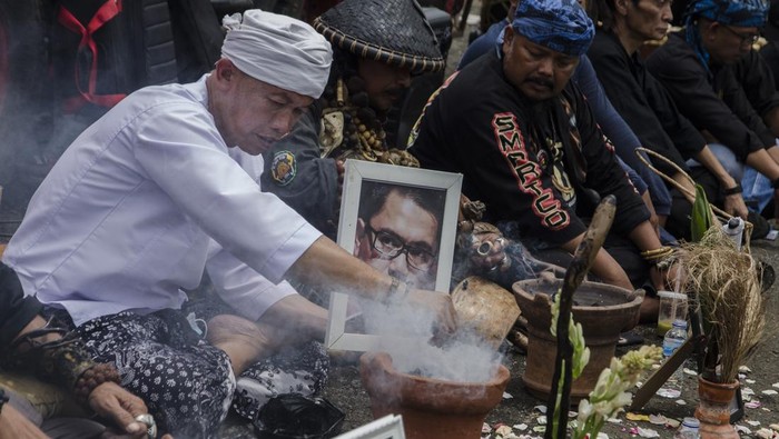 RUWATAN UNTUK ARTERIA DAHLAN Massa yang tergabung dalam Masyarakat Penutur Bahasa & Aliansi Masyarakat Sunda melakukan aksi ruwatan untuk Arteria Dahlan di Monumen Perjuangan Rakyat, Kamis (3/2/2022). Aksi tersebut sebagai bentuk pengawalan dan tuntutan kepada Pimpinan dan MKD DPR RI agar Arteria Dahlan mendapatkan sanksi berat serta pergantian antar waktu terkait pernyataan yang dianggap menghina bahasa Sunda. ANTARA FOTO/Novrian Arbi/foc.