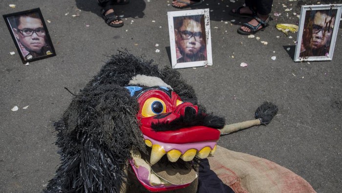RUWATAN UNTUK ARTERIA DAHLAN Massa yang tergabung dalam Masyarakat Penutur Bahasa & Aliansi Masyarakat Sunda melakukan aksi ruwatan untuk Arteria Dahlan di Monumen Perjuangan Rakyat, Kamis (3/2/2022). Aksi tersebut sebagai bentuk pengawalan dan tuntutan kepada Pimpinan dan MKD DPR RI agar Arteria Dahlan mendapatkan sanksi berat serta pergantian antar waktu terkait pernyataan yang dianggap menghina bahasa Sunda. ANTARA FOTO/Novrian Arbi/foc.