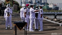 Kasal juga mengukuhkan dan mengambil sumpah Laksamana Madya (Laksdya) TNI Agung Prasetiawan sebagai Panglima Koarmada RI yang pertama.