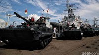 Pasukan yang ditampilkan adalah Marinir, Kopaska, Puspernebal, dan Tim Selam TNI AL.