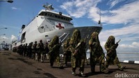 Pasukan TNI AL dari berbagai kesatuan terlihat dalam acara tersebut.