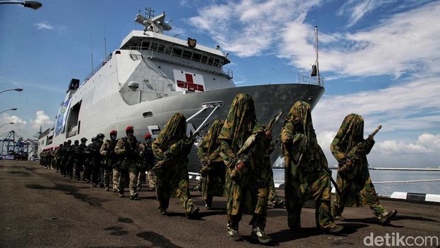 Pasukan TNI AL unjuk gigi dalam peresmian Komando Armada Republik Indonesia (Koarmada RI). Sejumlah alutsista juga ditampilkan dalam peresmian Koarmada RI.