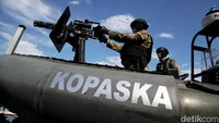Anggota Komando Pasukan Katak (Kopaska) tidak ketinggalan dalam parade pasukan.