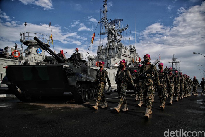 Pasukan TNI AL unjuk gigi dalam peresmian Komando Armada Republik Indonesia (Koarmada RI). Sejumlah alutsista juga ditampilkan dalam peresmian Koarmada RI.