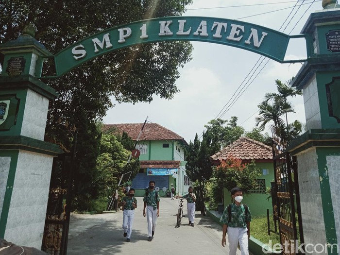 Siswa SMPN pulang sekolah usai PTM 50 persen