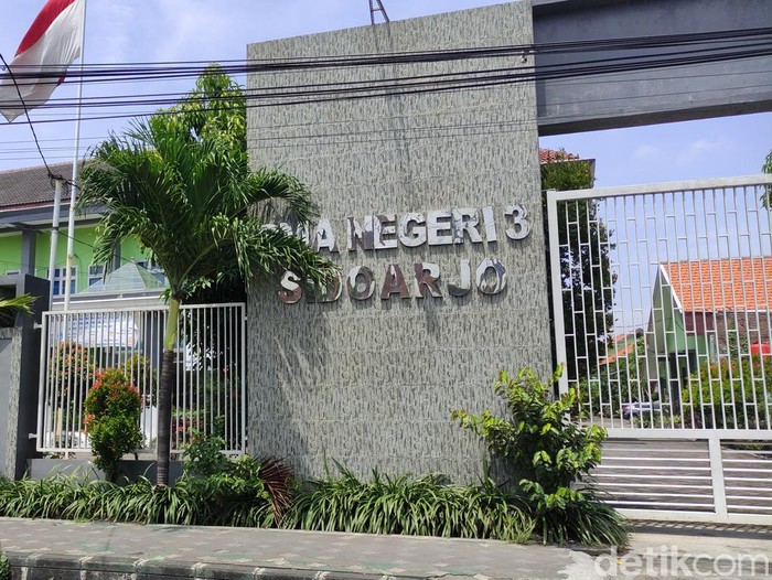 SMAN 3 Sidoarjo kembali melakukan pembelajaran jarak jauh (PJJ) atau belajar daring. Sebab, ada 21 siswa yang positif COVID-19.