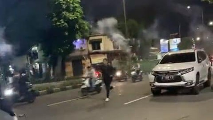 Tawuran di Jalan KS Tubun, Palmerah, Jakbar, Selasa (2/2/2022) malam mengganggu arus lalu lintas