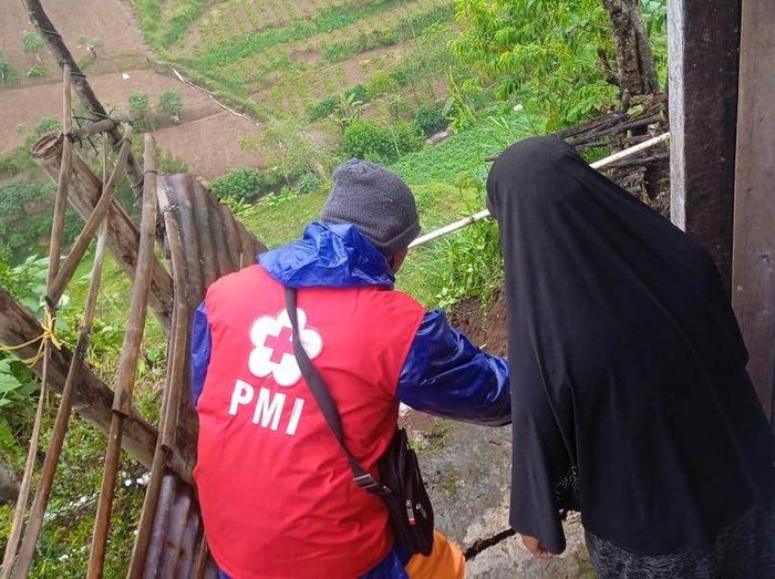 Tebing setinggi 25 meter di Desa Bakal longsor akibat hujan deras