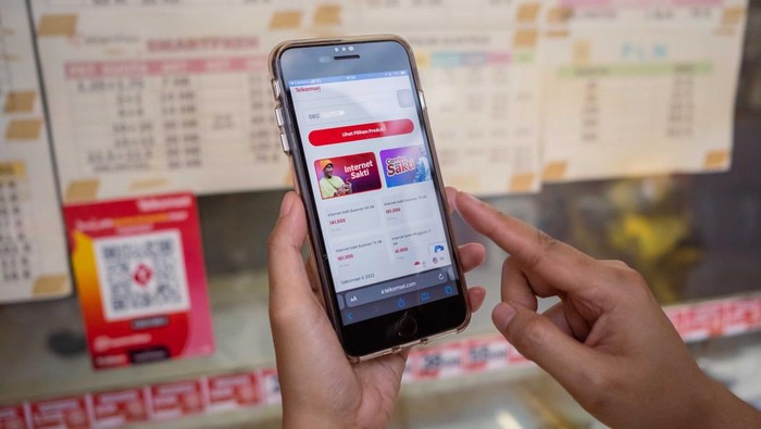 Telkomsel mengintegrasikan saluran layanan offline dan online melalui konsep penjualan omni channel. Dengan ini, pelanggan Telkomsel Prabayar bisa beli paket data pasti murah.