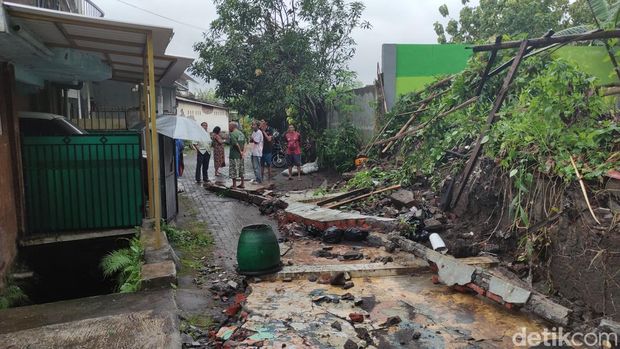 tembok roboh tewaskan ibu di kota malang
