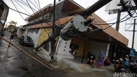 Selain papan reklame tiang listrik beserta travo ikut roboh.