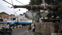 Akibatnya listrik di sekitar lokasi menjadi padam.