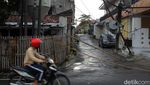 Tiang Listrik dan Papan Reklame Ini Roboh Disapu Angin Kencang