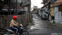 Tiang listrik itu juga menutup akses jalan ke pemukiman warga.