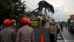 Tiang Listrik dan Papan Reklame Ini Roboh Disapu Angin Kencang