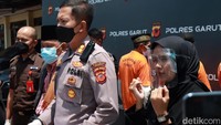 Kapolres Garut AKBP Wirdhanto Hadicaksono menjelaskan, ketiga tersangka mengaku sebagai penerus perjuangan Sensen Komara sebagai pentolan NII dalam menegakan Negara Islam Indonesia di tanah air. 