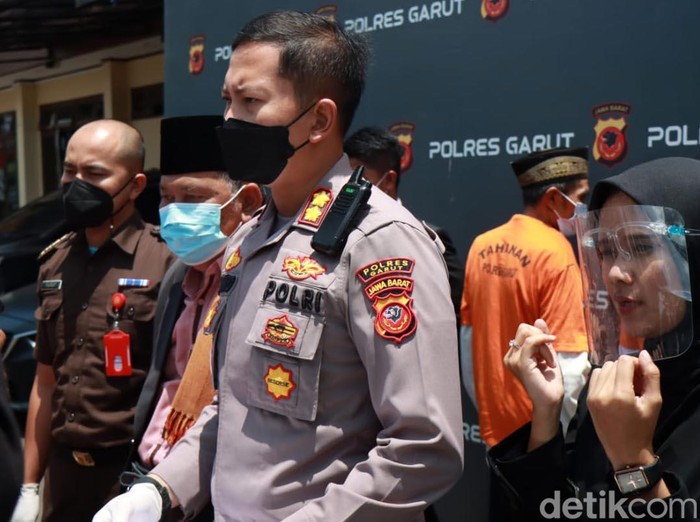 Polisi menangkap 3 warga Garut yang mengaku sebagai Jenderal Negara Islam Indonesia (NII). Mereka diamankan usai video propagandanya viral di media sosial.