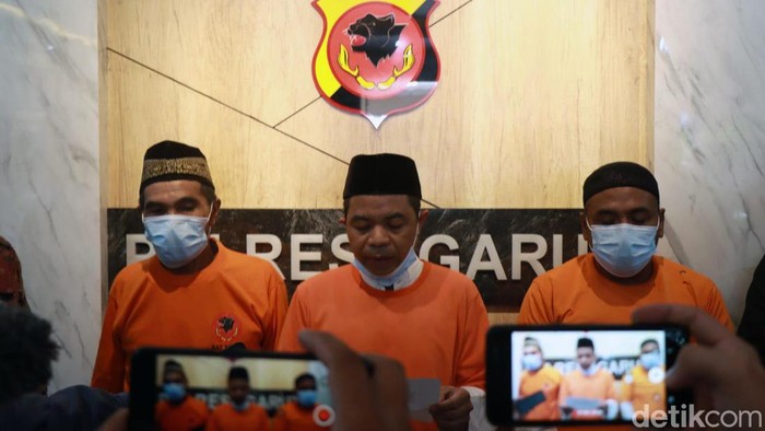 Polisi menangkap 3 warga Garut yang mengaku sebagai Jenderal Negara Islam Indonesia (NII). Mereka diamankan usai video propagandanya viral di media sosial.