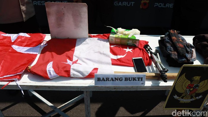 Polisi menangkap 3 warga Garut yang mengaku sebagai Jenderal Negara Islam Indonesia (NII). Mereka diamankan usai video propagandanya viral di media sosial.