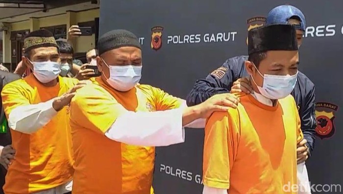 Tiga Pria Garut Ngaku Jenderal NII Ditangkap Polisi menangkap 3 warga Garut yang mengaku sebagai Jenderal Negara Islam Indonesia (NII). Mereka diamankan usai video propagandanya viral di media sosial.