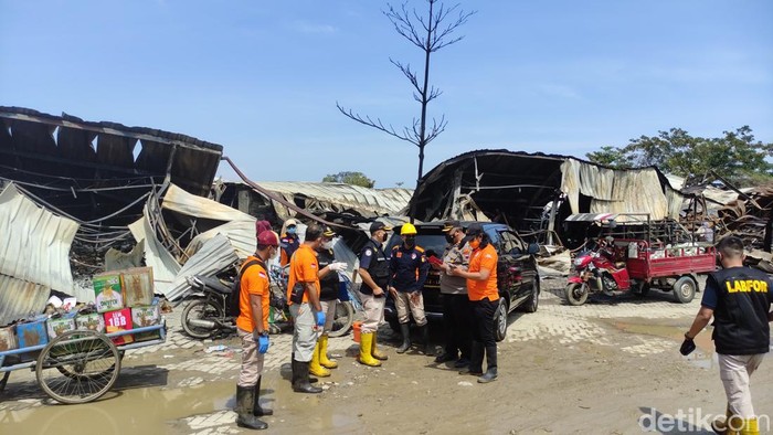 Tim labfor Polda Jateng olah TKP kebakaran relokasi Pasar Johar Semarang, Kamis (2/2/2022).