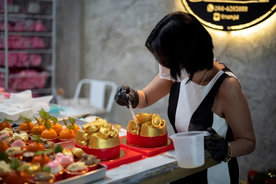 Toko Kue di Bangkok Ini Buat Makanan Sesajen Imlek dari Puding Kelapa