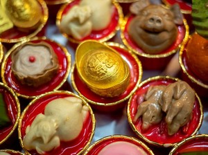 Toko Kue di Bangkok Ini Buat Makanan Sesajen Imlek dari Puding Kelapa