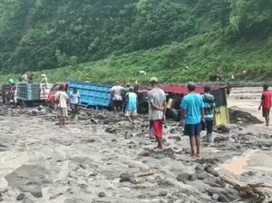 Detik Mencekam Kala 24 Truk Pasir Terjebak Banjir Lahar di Sleman