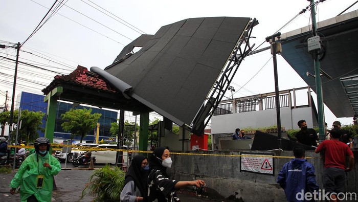 Papan videotron setinggi 8 meter di Jalan Solo, Yogyakarta, roboh dan hancur. Papan videotron ambruk diterjang hujan yang disertai angin kencang.