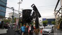 Papan videotron yang terletak di pintu masuk pusat perbelanjaan Lippo Plaza Yogyakarta tersebut ambruk dan menimpa beberapa motor yang sedang diparkir di bawahnya.