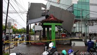 Garis polisi terpasang di lokasi robohnya videotron.