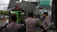 Tampak petugas kepolisian memantau proses evakuasi videotron.