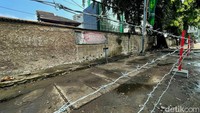 Diketahui, Pemkot Bekasi menertibkan Pedagang Kaki Lima (PKL) liar yang berjualan di pinggir jalan di kawasan Pasar Jatibening, Kota Bekasi, beberapa waktu lalu.