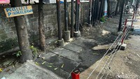 Sebelumnya, PKL liar yang berjualan di sana membuat kawasan itu terlihat kumuh. Selain itu, keberadaan para PKL liar itu juga menyebabkan kemacetan.
