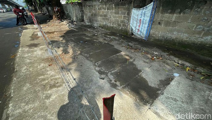 Pemkot Bekasi tertibkan PKL liar yang berjualan di pinggir jalan kawasan Pasar Jatibening, Bekasi. Kawat berduri pun dipasang guna cegah PKL kembali mangkal di sana.