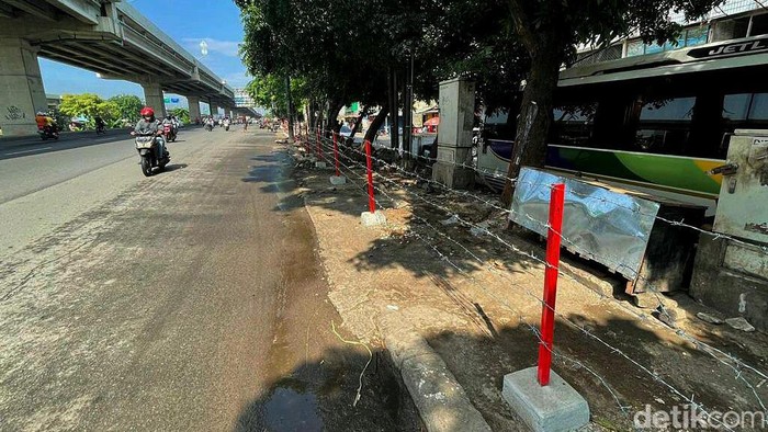 Wajah Jalan Jatibening Bekasi yang Kini Bebas PKL Liar Pemkot Bekasi tertibkan PKL liar yang berjualan di pinggir jalan kawasan Pasar Jatibening, Bekasi. Kawat berduri pun dipasang guna cegah PKL kembali mangkal di sana.