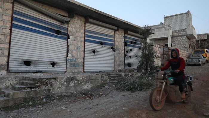 Warga Sipil Ikut Tewas Dalam Operasi Khusus AS di Suriah A child shows an empty bullet shell outside a destroyed house after an operation by the U.S. military in the Syrian village of Atmeh, in Idlib province, Syria, Thursday, Feb. 3, 2022. U.S. special forces carried out what the Pentagon said was a successful, large-scale counterterrorism raid in northwestern Syria early Thursday. Local residents and activists said civilians were also among the dead. (AP Photo/Ghaith Alsayed)