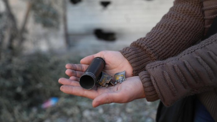 Warga Sipil Ikut Tewas Dalam Operasi Khusus AS di Suriah A child shows an empty bullet shell outside a destroyed house after an operation by the U.S. military in the Syrian village of Atmeh, in Idlib province, Syria, Thursday, Feb. 3, 2022. U.S. special forces carried out what the Pentagon said was a successful, large-scale counterterrorism raid in northwestern Syria early Thursday. Local residents and activists said civilians were also among the dead. (AP Photo/Ghaith Alsayed)