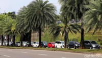 Terlihat seperti kemacetan, antrean panjang kendaraan di kawasan Bintaro ini adalah warga yang tengah mengantre untuk menjalani tes PCR.