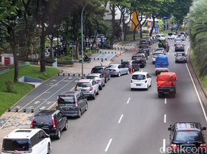 Masyarakat Padati Lokasi PCR Drive Thru di Bintaro