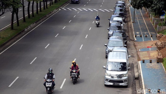 Merebaknya varian Omicron memicu naiknya kasus harian COVID-19 di RI. Antrean panjang mobil pun terlihat di lokasi pelayanan tes COVID-19 drive thru di Bintaro.