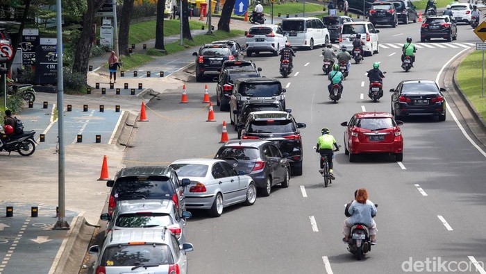 Waspada Omicron, Antrean Tes COVID-19 Drive Thru di Bintaro Mengular Merebaknya varian Omicron memicu naiknya kasus harian COVID-19 di RI. Antrean panjang mobil pun terlihat di lokasi pelayanan tes COVID-19 drive thru di Bintaro.