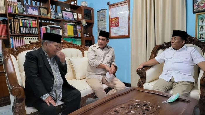 Sekjen Gerindra Ahmad Muzani (tengah) silaturahmi dengan Ketum Persis KH Aceng Zakaria (kiri), Garut, Jawa Barat, Jumat (4/2/2022).