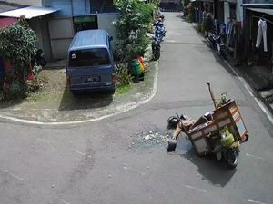 Apes! 5 Penjual Makanan Ini Rugi Setelah Gerobaknya Jatuh Berantakan
