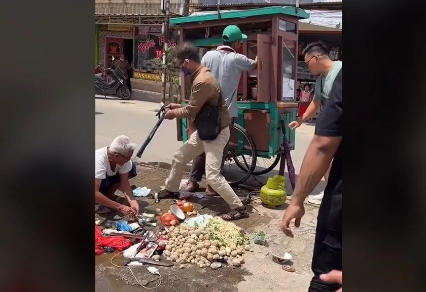 Apes! 5 Penjual Makanan Ini Rugi Setelah Gerobaknya Jatuh Berantakan