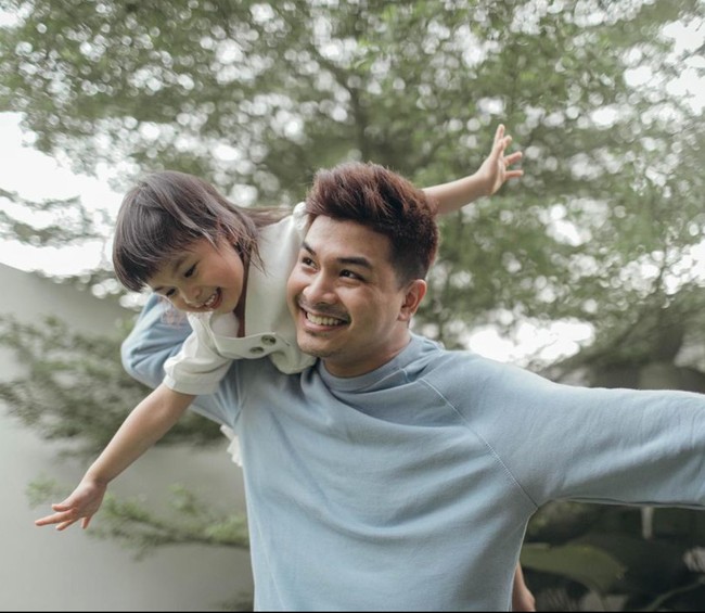 Siapa sangka jika ayah dua anak ini juga memiliki darah keturunan Thailand. Selain berdarah Thailand, Glenn juga memiliki keturunan Tionghoa dan Indonesia dalam dirinya. Seperti dalam foto yang satu ini, Glenn terlihat sedang menggendong putrinya, Nastusha. Ayah idaman banget ya? Foto: Instagram