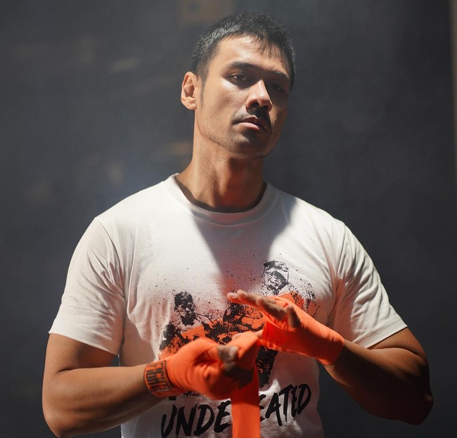 Kamu mungkin tidak akan menduga jika Chicco Jerikho ternyata memiliki darah keturunan Thailand dari sang ayah. Tak heran jika dilihat paras Chicco Jerikho begitu khas. Sambil bergaya seperti ini Chicco Jerikho terlihat macho banget ya? Foto: Instagram